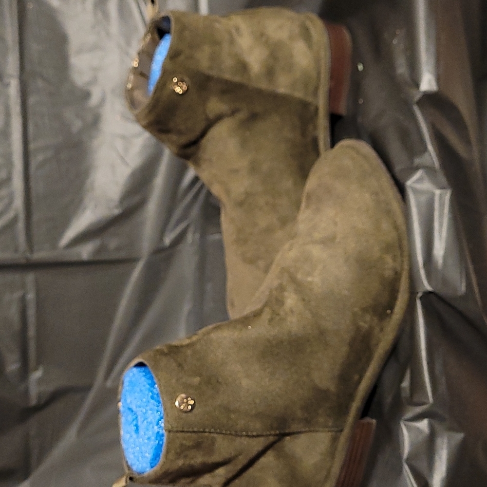 Stuart Weitzman girl olive green suede boots